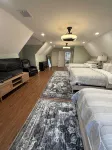 Comfortable and Spacious Home: Entertainment Room, Gym + Large Deck and Patio - Wifi