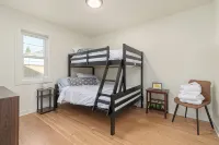Cozy Cottage Near it All - 방갈로