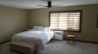 Quiet 3 BDR Home-  private sauna & skyline view- close to downtown & Mayo Clinic