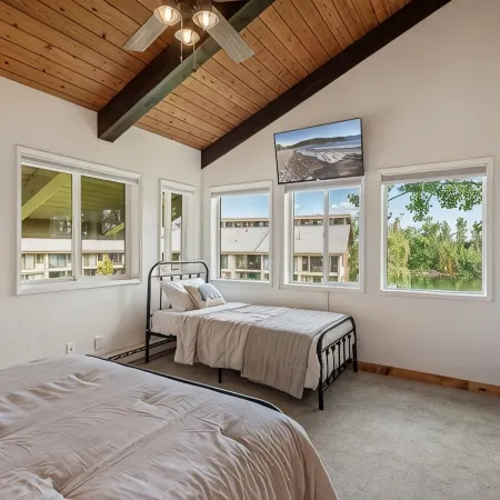 5Br/3BA Waterfront & 2 Pools on Property Escape-Walkable to Downtown Sandpoint!