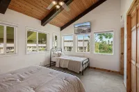 5Br/3BA Waterfront & 2 Pools on Property Escape-Walkable to Downtown Sandpoint!