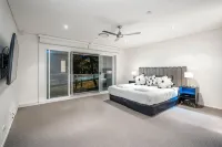 Large home, pool, Central, Walk to Beach 5 min - ヴィラ