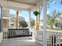 Old Town Bluffton's "The Yellow Cottage" with Golf Cart and Fenced-In Yard Hoteles en Bluffton