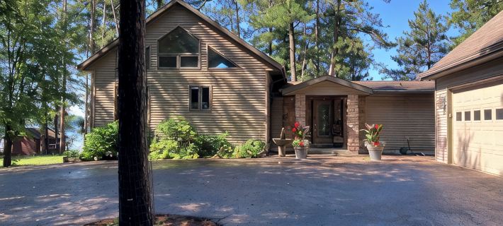 Two family, cozy, lake house retreat on Pine Lake. Hotels in Shawano County