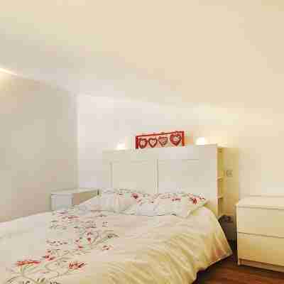 New apartment, superb lake and mountain views. Rooms