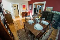 Steps to Downtown Iowa City, Cozy and Colorful! - 3 estrellas