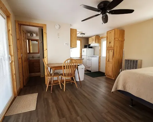 Cozy Cabin Getaway - Studio on ATV & Snowmobile Trail with Hi Speed WiFi コノヴァーのホテル