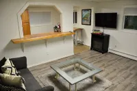 Relaxing Anchorage Retreat, Garden Level Unit 2 - บังกะโล