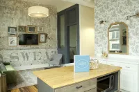 Stylish Condo Overlooking Broadway - ที่มีฟิตเนส
