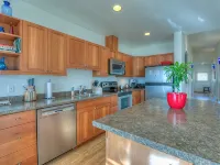 Water View! Luxury Starboard Suite-- walk to cafes, shops, galleries & beaches. Các khách sạn ở Eastsound