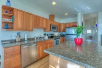 Water View! Luxury Starboard Suite-- walk to cafes, shops, galleries & beaches.