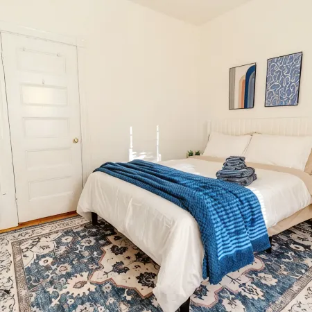 Spacious 3BDR near Harvard/5-Min Walk to Train - Davis Sq / Free Parking!
