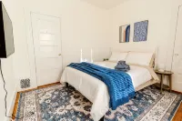 Spacious 3BDR near Harvard/5-Min Walk to Train - Davis Sq / Free Parking!