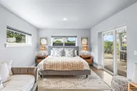 NEW! 1 minute to beach-Ocean Views-Hot Tub-Waffles for Breakfast - 4-Star