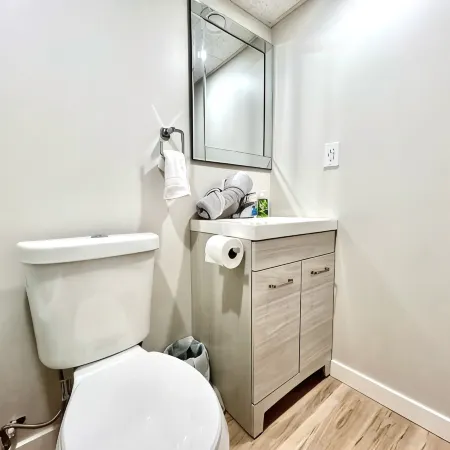 2 Bed rooms|Private entrance|Free Parking|Self-Check-in into our Upscale Haven.