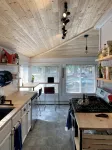 Beautiful cozy cottage 1 block from the lake and Oakwood hotel. - Homestays