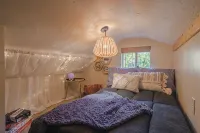Cozy Pines Hideaway- BBQ, Fire-Pit, Zip-Line, and Fireplace