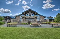 Chalet in the heart of Poconos, romantic getaway near pools and lake