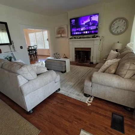 13. King bed, sleeps 22, historic 5-bedroom house in  Albertville with WiFi, AC