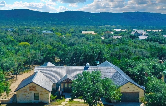 Stunning 6 Bedroom vacation home with pool & hot tub 5 minutes from Frio River!