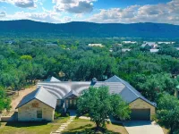 Stunning 6 Bedroom vacation home with pool & hot tub 5 minutes from Frio River! Hotels in Concan
