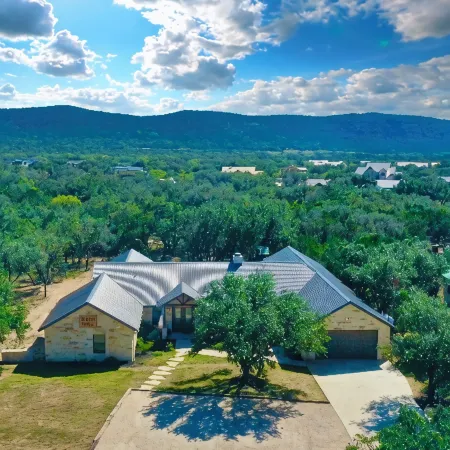 Stunning 6 Bedroom vacation home with pool & hot tub 5 minutes from Frio River! Отели в г. Конкан