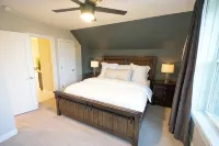 Hidden Gem in RiNo, 4 Bed/3 Bath, Backyard with Firepit and 2 Car Garage - 방갈로