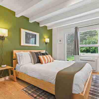 Sleeps 14! Game Room, Hot Tub, Firepit, Near Camelback & Great Wolf Lodge Rooms