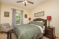 Minutes from Parkway, huge yard, spacious 4/3, pets welcome - 4 ดาว