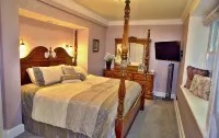 The Heart of Manitou Springs. Award-winning. Luxurious. Historic. 1st Floor unit - Boutique
