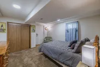 Comfy Country home. Pet friendly, 5 bedrooms, AC, WIFI, just outside Farmington - Homestays