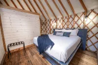 Hoot Owl Yurt/Cold A/C! Hot Tub/Medina River/Close to Downtown/RiverYurtVillage - Chalets