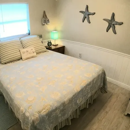 Tiki Tropical Retreat - directly on the clear Weeki Wachee River (not a canal)