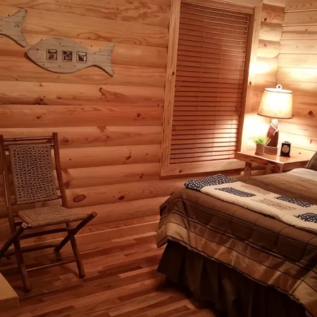 Beautiful cabin style home backing up on the White River! Hoteles en Condado de Izard