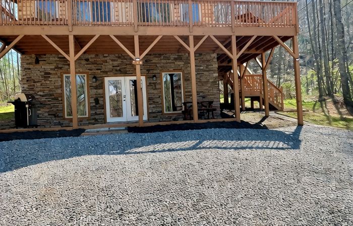 Spacious 5-king bedroom cabin with private bathrooms minutes from Asheville.