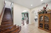 Chandler Keep – Medieval Spanish Villa, BBQ Courtyard & Prime South Chandler - ブティック