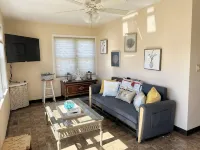 Family Friendly Beach House - 4 Minute Walk to Beach Hotel berhampiran Rumah Api Point Judith