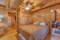 Beautiful Lake Front Log Cabin with Dock - 3-Star