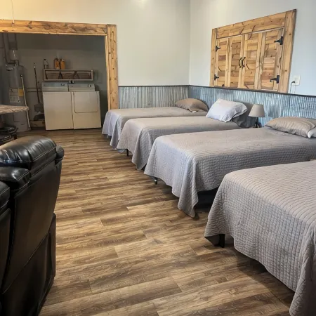 Cozy  studio style space with AC and WiFi on  beautiful Cottonwood Lake