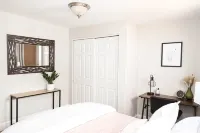 Private Ground Level 2BR Condo - Homestays
