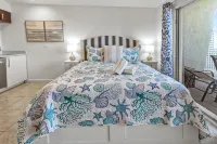 Beach Bliss: Open Wednesday, July 8th, $250/nt + Fees! - Strand