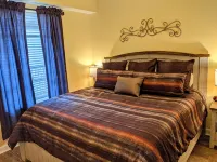 Luxury Riverfront spacious Condo in Perfect Location near Tanger Outlets - 부티크