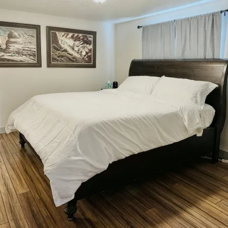Hole in the Rock Inn - Newly remodeled for post adventure relaxation!
