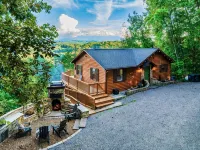 Stunning Mountain Views! Camp Theme! Theater/Game Room & Fireplaces + Hot Tub - 4 ดาว