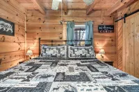 Cozy Cabin w/ 2 King Beds, Fireplace, Hot Tub, Foosball, Arcade and BBQ! - ชาเลต์