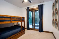 Stylish Luxury Townhouse - Walk to Downtown, A/C! - バルコニー