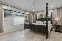 Waterfront 5 Bed/5Bath Home-Pool, Dock, Las Olas - 5-Star