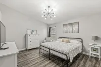 Charming 3-Bedroom Ranch, Steps from Klipsch Music Center Shopping and Dining - Wifi