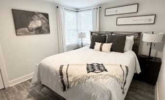 Charming Magnolia Cottage with Hot Tub Near Liberty & Downtown