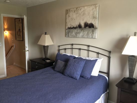 Quiet/Luxury Townhouse on Golf Course!